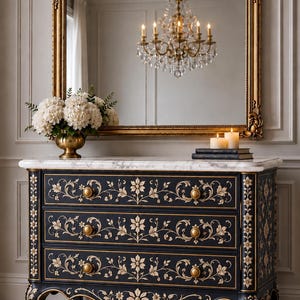 Commode luxueuse incrustée de nacre avec plateau en marbre blanc et poignée en laiton antique