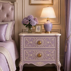 Luxuriöser Nachttisch mit Lavendel-Perlmuttintarsien, weißer Marmorplatte und antiken Messingknöpfen