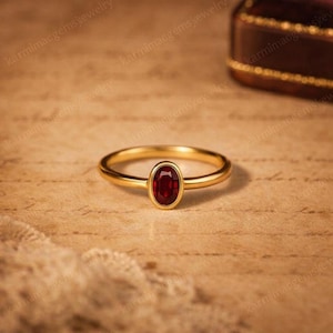 Anello con granato in argento sterling 925, anello minimalista con gemma rossa, gioiello delicato con pietra portafortuna di gennaio, elegante anello fatto a mano, regalo perfetto per lei.