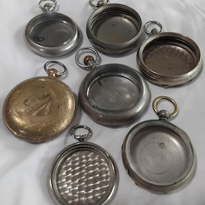 Puede incluir: Una taza de cerámica blanca con asa negra y el texto "But First, Coffee" en negro y negrita. La taza está sobre una superficie blanca.