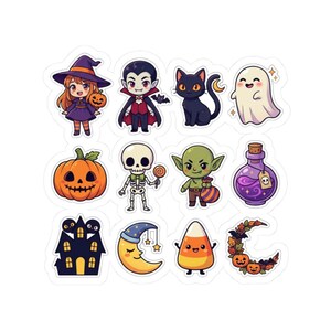 Op de afbeelding: Een verzameling van twaalf Halloween-stickers met een heks, een vampier, een zwarte kat, een geest, een pompoen, een skelet met een lolly, een goblin, een paarse toverdrank, een spookhuis, een maansikkel, maissnoepjes en een krans.