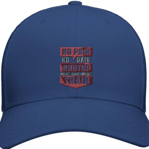 Op de afbeelding: Een marineblauwe baseballpet met een mesh achterkant en een gebogen klep. De voorkant van de pet heeft geborduurde tekst in rood en blauw met de tekst "NO PAIN, NO GAIN, SHUT UP, AND TRAIN."
