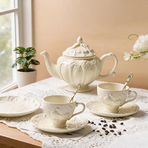 Juego de café de cerámica blanca repujada, elegante tetera europea con tazas y platillos, servicio de té de la tarde de estilo vintage, vajilla estilo cottagecore.