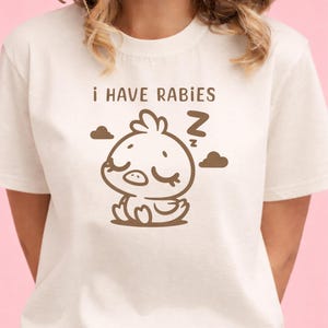 Camiseta peculiar y desquiciada con la frase "Tengo rabia", camiseta con cita ingeniosa y sarcástica, estampado de pato descarado y extraño, camiseta hilarante inspirada en memes.