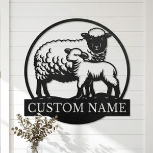 Puede incluir: Una taza de cerámica blanca con un asa negra y el texto "But First, Coffee" en negro y negrita. La taza está sobre una superficie de madera. La taza mide 10 cm de alto.