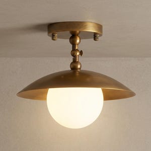 Applique da parete e plafoniera semi-incasso in ottone anticato di metà secolo, lampada con paralume a globo in vetro opalino girevole e regolabile.