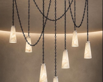 Hanglamp met 7 lampen in albasten kegelvorm, zwarte ketting, geschikt voor de hal.