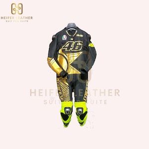 Könnte beinhalten: Schwarzer und goldener Motorrad-Rennanzug mit der Nummer 46. Der Anzug hat gelbe Akzente, Knieschleifer und den Text "HEIFER LEATHER SUIT FOR SUITE" oben links.