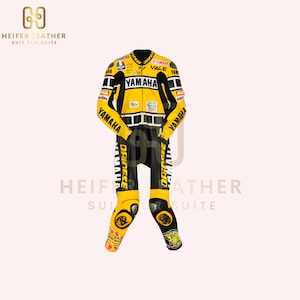 Könnte beinhalten: Ein gelb-schwarzer Yamaha Motorrad-Rennanzug. Der Anzug zeigt das Yamaha-Logo, das Dainese-Branding und Sponsorenlogos. Er hat einen schwarzen Kragen und Akzente mit weißen Streifen und Aufnähern. Der Text "HEIFER LEATHER SUIT FOR SUITE" ist sichtbar.