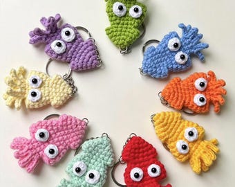 Llavero de calamar hecho a mano con ganchillo, dije de hilo de algodón suave, decoración kawaii para bolsos.