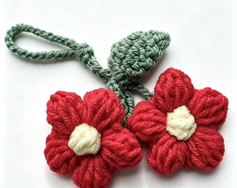 Colgante para bolso con doble flor tejido a mano, adorno floral de hilo de algodón con leche, accesorio estilo cottagecore.