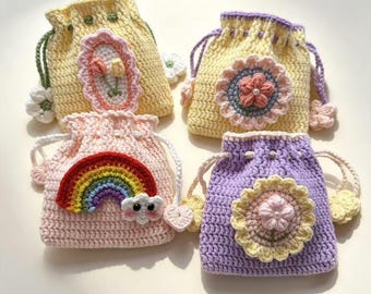 Bolsita de ganchillo hecha a mano con cordón, hilo de algodón con leche, apliques de tulipanes y nubes arcoíris, bolso estilo boho cottagecore.