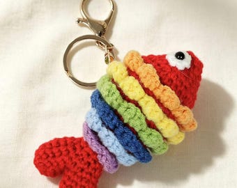Llavero de pez arcoíris de ganchillo hecho a mano, colgante para bolso amigurumi, hilo de algodón con leche, colgante kawaii