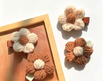 Pinzas para el cabello de flores de ganchillo, conjunto neutro en marrón y crema.