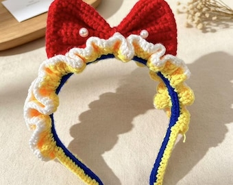 Diadema de Blancanieves tejida a mano a crochet, accesorio para el cabello con lazo rojo y perlas, diadema para fiestas de cosplay de princesas.