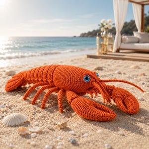 Puede incluir: Un juguete de langosta tejido a ganchillo en color naranja brillante con cuerpo segmentado, múltiples patas, dos grandes pinzas delanteras y dos prominentes ojos de plástico azul. La textura del hilo crea un aspecto detallado y realista.