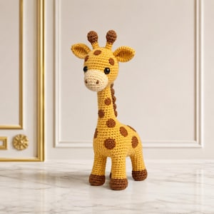 Può includere: Un giocattolo a forma di giraffa all'uncinetto con corpo giallo a macchie marroni, muso color crema e due piccole corna marroni sulla testa. La giraffa ha occhi di sicurezza neri e piedi marrone scuro, in posizione eretta con un lungo collo.