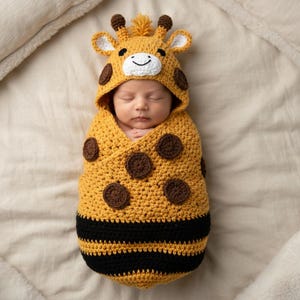 Schema PDF per realizzare un bozzolo per neonati a forma di giraffa all'uncinetto, fascia avvolgente con cappuccio per neonati, copertina per servizi fotografici, schema per bozzolo a forma di animale, download immediato.