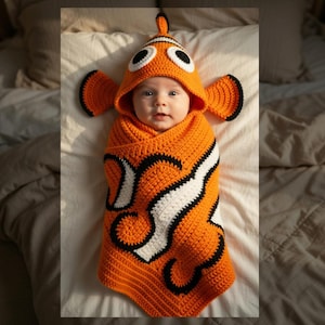 Puede incluir: Una taza de cerámica blanca con un asa negra y el texto "But First, Coffee" en negro y negrita. La taza está sobre una superficie blanca. La taza mide aproximadamente 10 cm de alto.