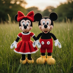 Puede incluir: Cartel de madera hecho a mano con la palabra "Welcome" escrita a mano. Pintado de blanco con un acabado envejecido y un pequeño corazón decorativo. Diseñado para uso interior o exterior.