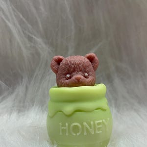Può includere: Una tazza di ceramica bianca con manico nero e la scritta "But First, Coffee" in grassetto nero. La tazza è posta su uno sfondo sfocato, suggerendo un'atmosfera accogliente.