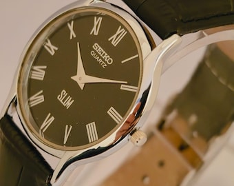 Reloj Seiko Slim Tank de cuarzo vintage – esfera negra con números romanos – Restaurado – Reloj clásico unisex