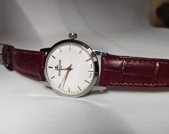 Reloj Jaeger-LeCoultre Club de estilo minimalista suizo con correa de piel color rojo vino y estampado de cocodrilo / Elegante reloj vintage