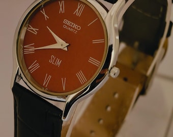 Reloj Seiko Slim Tank de cuarzo vintage – esfera granate con números romanos – Restaurado – Reloj clásico unisex