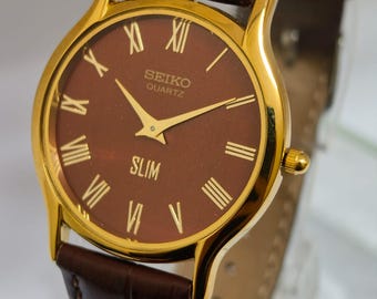 Reloj Seiko Slim Tank de cuarzo vintage – Esfera granate con números romanos – Restaurado – Reloj clásico unisex