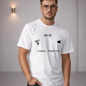 Wi-Fi-laddning Vänta T-shirt, Minimalistisk Tech Graphic T-shirt, Bästa Fars Dag-presenten till en Tech-pappa