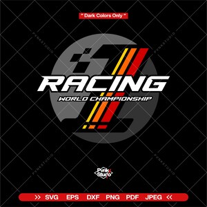 以下が含まれることがあります： 白で「RACING」、下に「WORLD CHAMPIONSHIP」と書かれた黒いグラフィックデザイン。デザインには、赤、黄、オレンジのストライプが入った灰色の円が含まれています。「Dark Colors Only」というテキストが上部にあります。