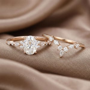 Conjunto de anillo de compromiso ovalado de moissanita en oro rosa, conjunto nupcial antiguo de diamantes marquesa, conjunto de anillos de boda apilables vintage únicos para mujer.