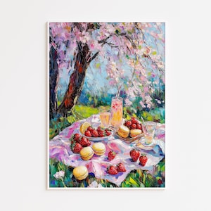 Pode incluir: Uma pintura a óleo retratando uma cena de piquenique sob uma árvore em flor com pinceladas espessas e texturizadas. Um pano rosa contém morangos vermelhos, macarons amarelos e três copos cheios com uma bebida laranja clara.