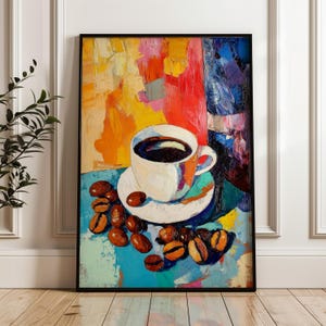 Può includere: Un dipinto a olio astratto di una tazza da caffè bianca piena di liquido scuro, appoggiata su un piattino, circondata da chicchi di caffè. Lo sfondo presenta vibranti pennellate di giallo, arancione, rosso, blu e viola. L'opera è incorniciata in nero.