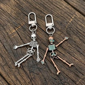 Posierbarer Skelett Schlüsselanhänger, Gothic Totenkopf Taschenanhänger, bewegliche Gelenk Knochenfigur, Punk Rock Biker Accessoire, Halloween Geschenk für ihn sie