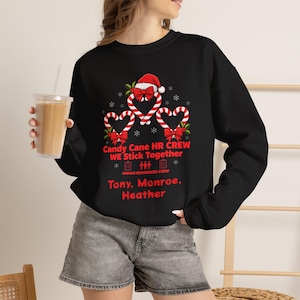 Sweat-shirt de Noël personnalisé pour l'équipe RH, motif canne à sucre « On est soudés », cadeau de Noël pour les ressources humaines, pull ras du cou personnalisé avec noms