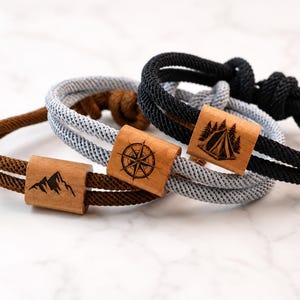 Present till vandrare: Armband med träpärla och gravyr, personligt bergsarmband för bergsälskare med namn, datum och koordinater