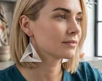 3Dプリント製トライアングルボルテックスイヤリング｜超軽量モダン幾何学ジュエリー｜Cubic Linesによるグラフィックデザイン