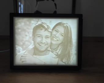 Cornice portafoto personalizzata in litofania 3D: i tuoi ricordi prendono vita.