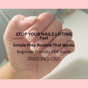Op de afbeelding: Afbeelding van een hand met verzorgde nagels. Tekstoverlay luidt: "STOP YOUR NAILS LIFTING Fast", "Simple Prep Routine That Works" en "Beginner-Friendly PDF Guide". Extra tekst vermeldt dat nagels 3+ weken meegaan.