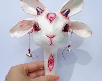 Bambola sonaglio a mano a forma di coniglio con quattro orecchie e cinque occhi in stile Weirdcore, ornamento in argilla a forma di coniglio dall'estetica bizzarra