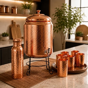 Gehämmertes Kupfer Wasserspender Set mit Ständer, Gläser, Flasche | 5L 10L Küche Decor
