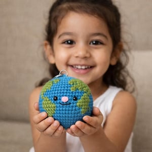 Puede incluir: Un letrero de madera rústico con la frase "Welcome to our home" en letras blancas. El letrero presenta un acabado envejecido y un diseño sencillo y acogedor, perfecto para un porche o entrada.