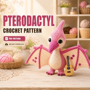 Puede incluir: Un juguete de pterodáctilo de ganchillo con cabeza, pico y bordes de alas de color rosa, y cuerpo y centro de alas de color crema. El pterodáctilo sostiene una pequeña guitarra amarilla. El texto dice PTERODACTYL CROCHET PATTERN, PDF PATTERN, INSTANT DOWNLOAD.