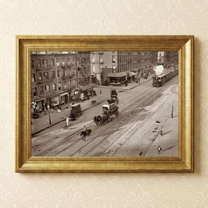 Inramad affisch från 1909 med Hell's Kitchen i New York, vintageväggkonst med gatumotiv från New York, historiskt tryck med gamla Manhattan