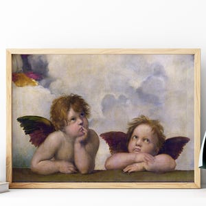 Puede incluir: Una impresión enmarcada de dos querubines con alas, sobre un fondo de cielo nublado. Los querubines tienen cabello castaño rojizo y están representados en un estilo clásico. También se ve una figura decorativa y un tarro con tapa.