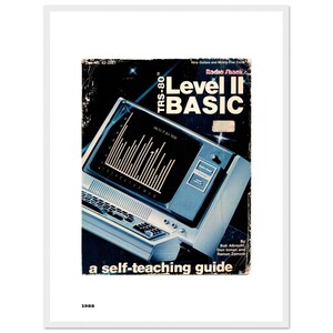Może przedstawiać: Okładka zabytkowej książki zatytułowana TRS-80 Level II BASIC, a self-teaching guide. Okładka zawiera czarno-białą ilustrację komputera TRS-80 z wykresem słupkowym na ekranie. Tekst zawiera nazwę Radio Shack, autorów oraz cenę.