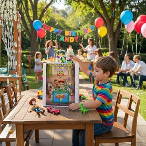 Puede incluir: Un ni&ntilde;o en una fiesta de cumplea&ntilde;os con el tema "Toy Story 5". Hay una pancarta que dice "Happy Birthday Andy". Los recuerdos de la fiesta y los juguetes est&aacute;n sobre una mesa de madera. La escena se desarrolla al aire libre con globos.