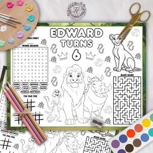 Könnte beinhalten: Eine Aktivitäts-Tischunterlage zum Thema König der Löwen mit dem Text "EDWARD TURNS 6". Enthält Wortsuchrätsel, Labyrinth, Tic-Tac-Toe und Malbereiche mit Simba, Timon, Pumbaa und anderen Charakteren. Mit Buntstiften und einer Aquarellpalette.