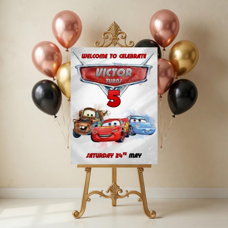 Pu&ograve; includere: Un cartello per una festa di compleanno con i personaggi del film Cars, con la scritta "Welcome to Celebrate Victor Turns 5". Il cartello &egrave; su un cavalletto dorato, circondato da palloncini di vari colori.